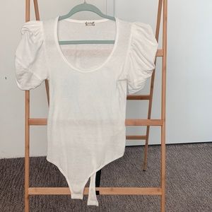 FREE PEOPLE Never worn bodysuit w ruffled sleeves! Size XS